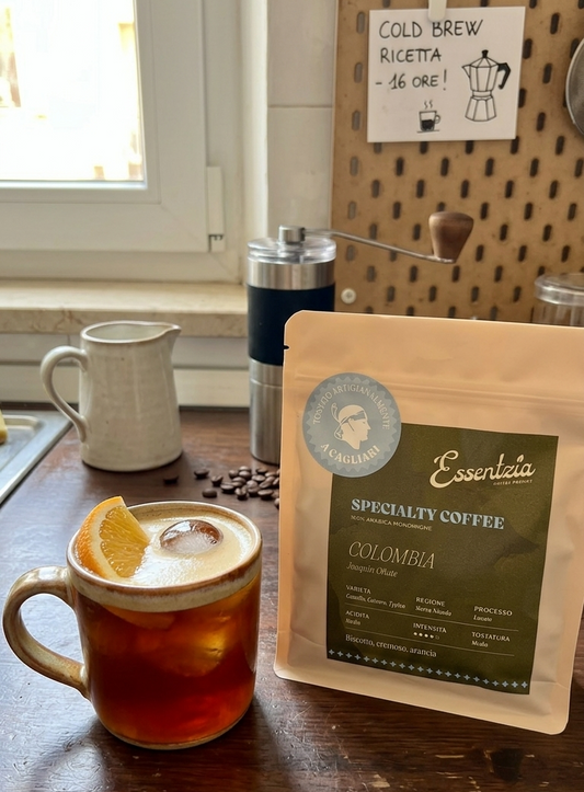 bicchiere di cold brew con pacchetto caffè 