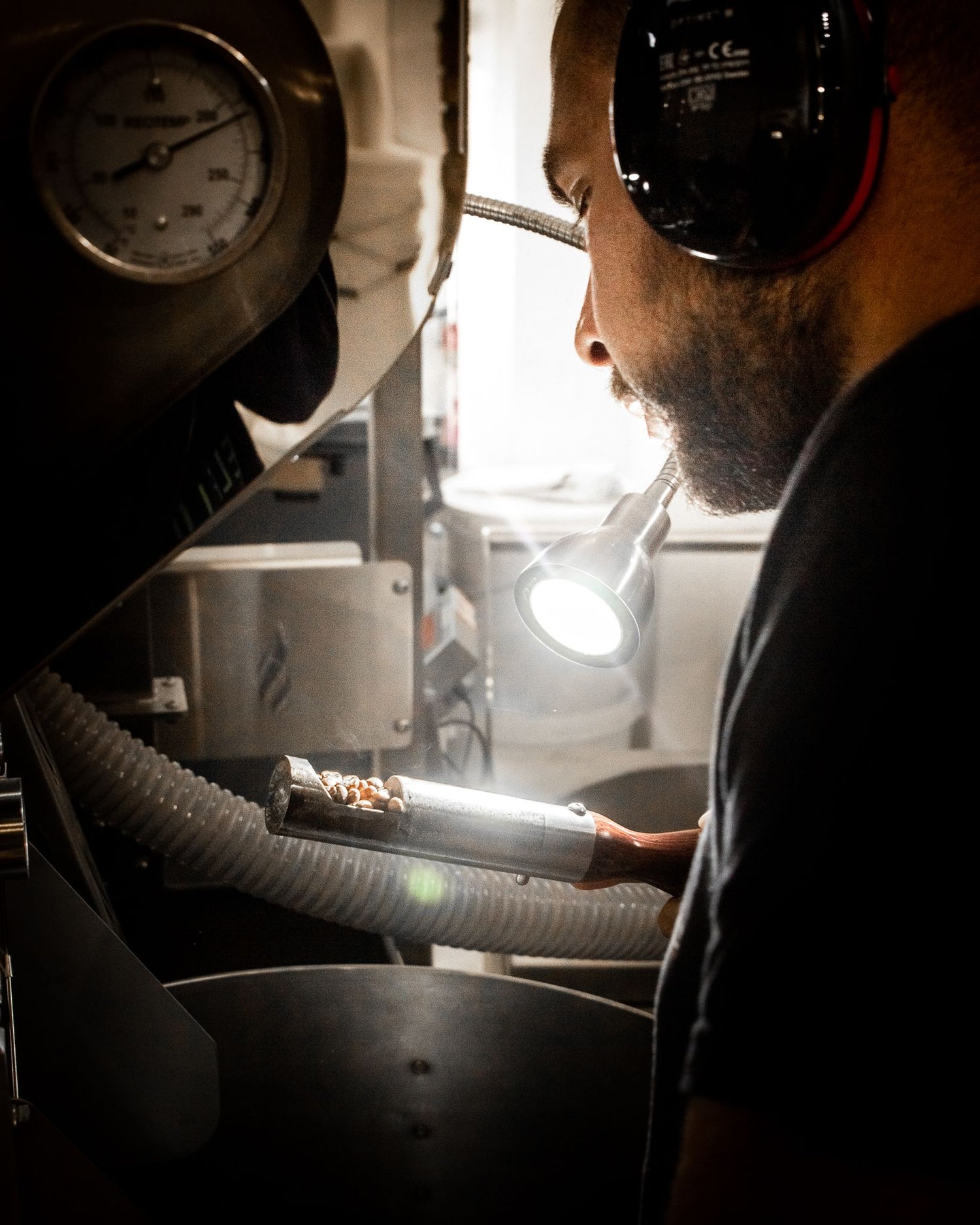 Tostatore di caffé e sonnelier del caffè, esperto in tostatura e consulenza del settore caffetteria